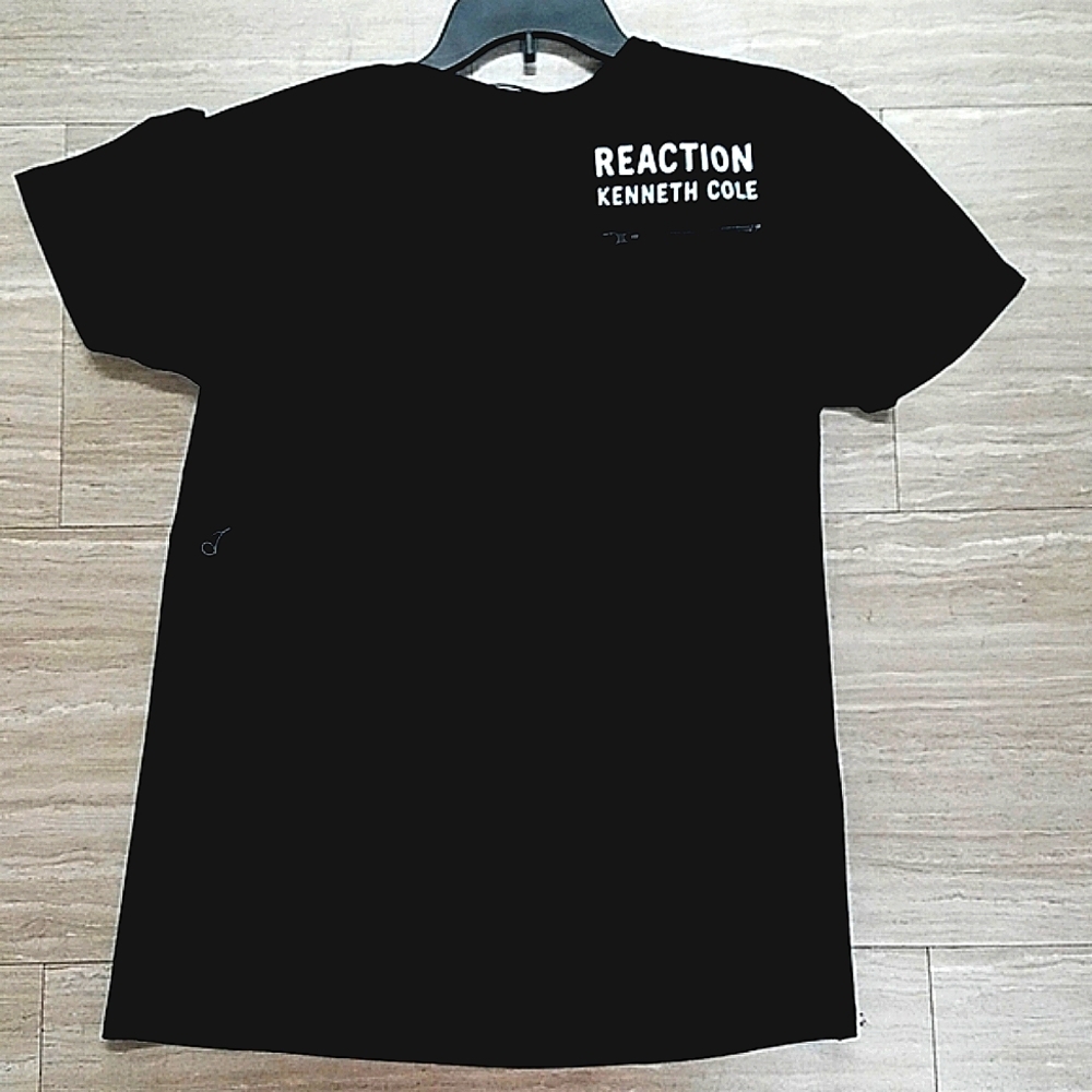 KENNETH Cole pocket tshirt. NEW!!!!